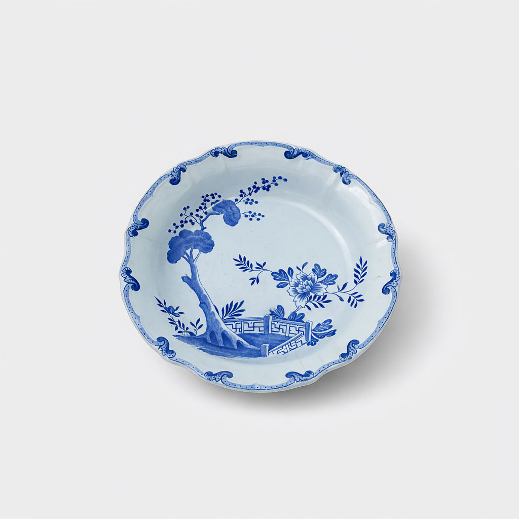 plat rond creux en  terre de fer  Creil-Montereau bleue à décor chinoisant 28 cm
