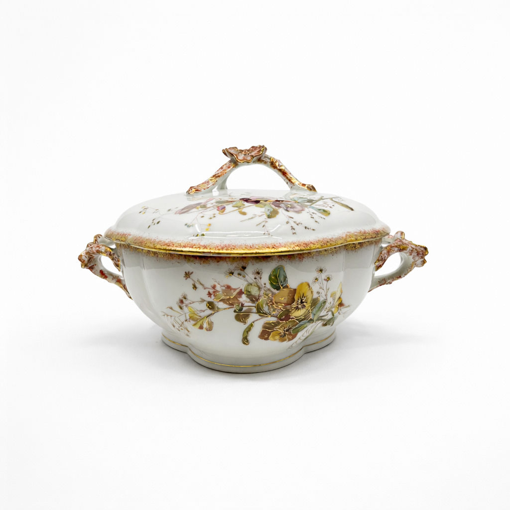 soupière en porcelaine Limoges William Guerin & Cie à décor de fleurs polychromes et papillon liseré doré anses fleuries