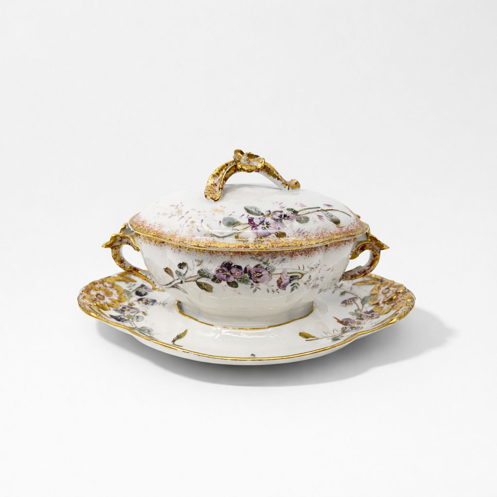 sauciere en porcelaine Limoges William Guerin & Cie à décor de fleurs polychromes et papillon liseré doré anses fleuries