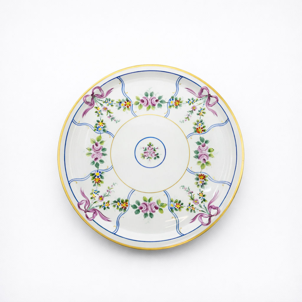 plat à tarte en porcelaine Limoges à décor de noeuds guirlande de fleurs et liseré doré D 30 cm
