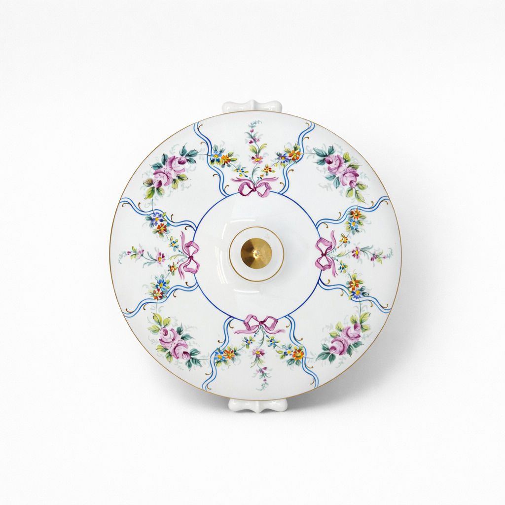soupière en porcelaine Limoges à décor de noeuds guirlande de fleurs et liseré doré H 23 x L 32,5 x D 28 cm