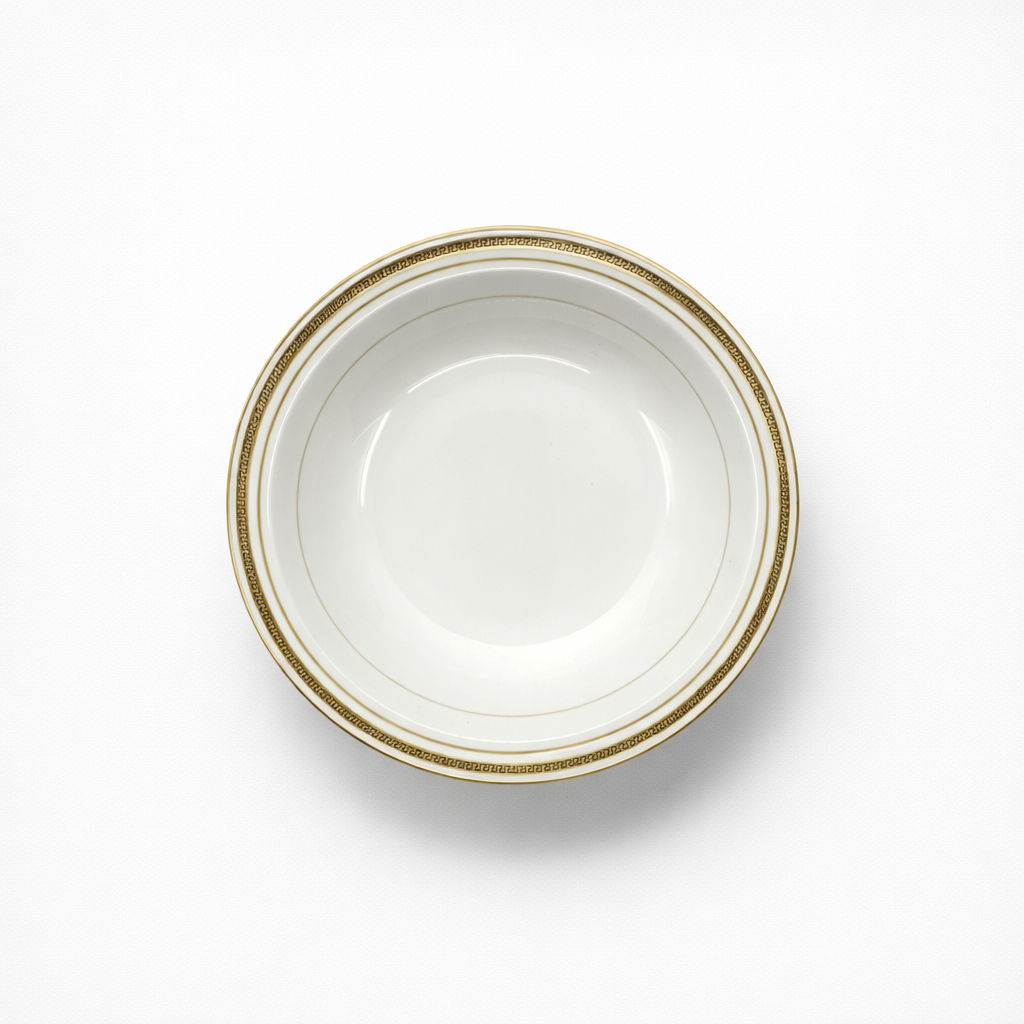 plat rond creux en porcelaine Limoges Touze Lemaître Frères & Blancher à décor doré de frise grecque et liseré doré 28