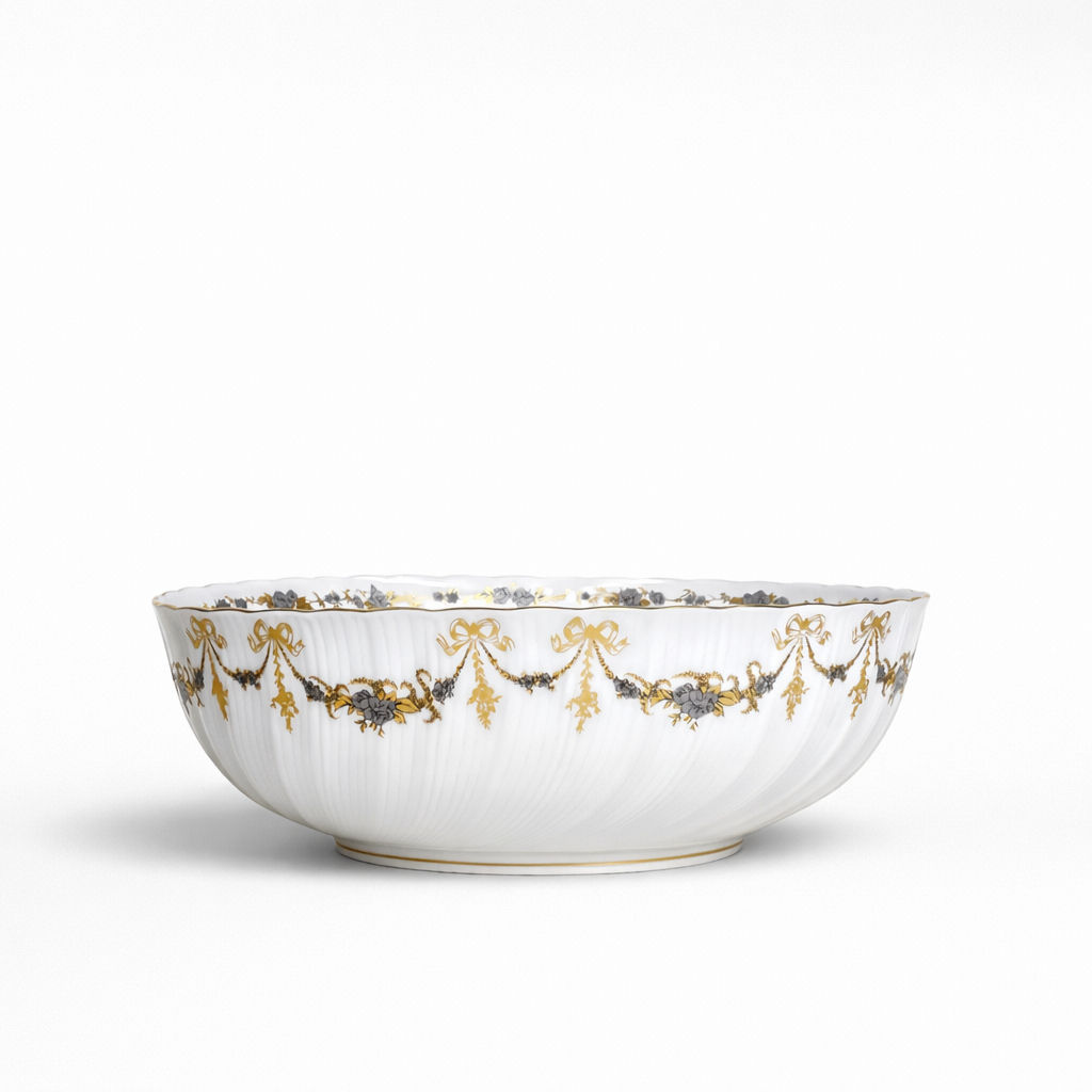 saladier en porcelaine Bernardaud modèle Marie-Thérèse fond blanc décor doré et argenté noeuds et guirlandes H 8,5 x D 26 cm
