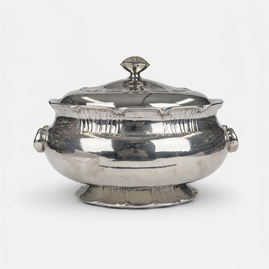 soupière sur piédouche en faïence décor argenté Christian Dior avec couvercle 2 poignées H 25 x L 34 x P 23 cm