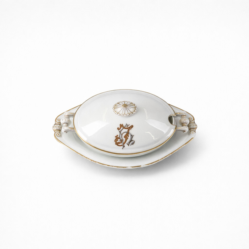 saucière en porcelaine blanche J. Mansard à bordure dorée chiffrée monogrammé JH anses stylisées couvercle fretel H 16 x L 28 x P 17 cm
