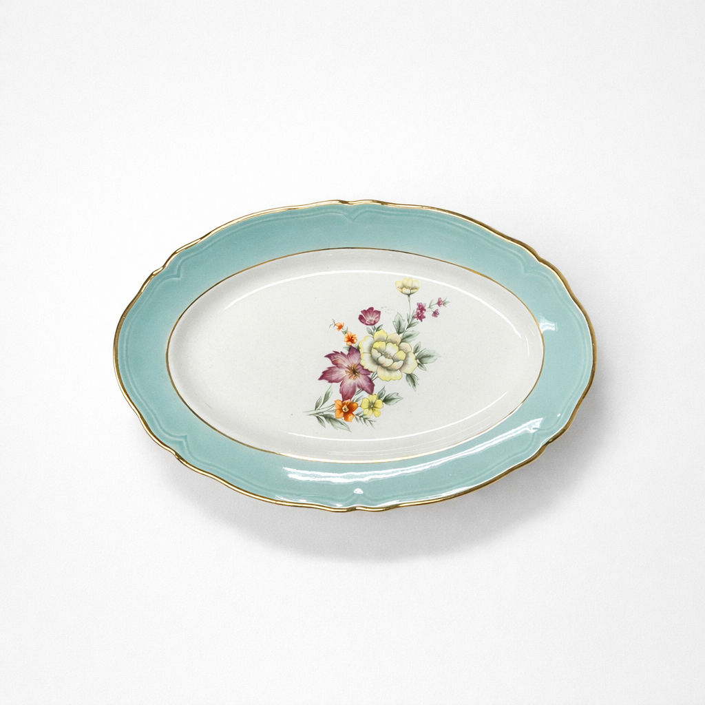 ravier en faïence blanche bord Régence turquoise filet doré décor fleurs rose et jaune L 21,5 x P 14,5 cm