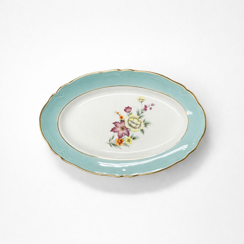 ravier en faïence blanche bord Régence turquoise filet doré décor fleurs rose et jaune L 21,5 x P 14,5 cm