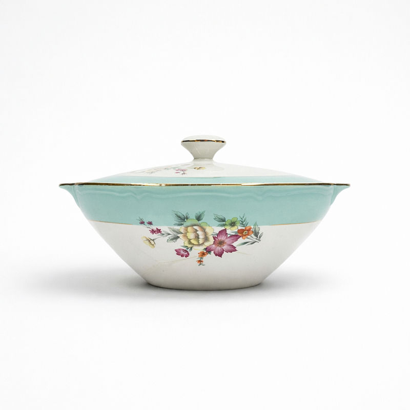 soupière en faïence blanche bord Régence turquoise filets dorés décor fleurs rose et jaune avec couvercle plat fretel godron H 14 x L 30 x D 27,5 cm