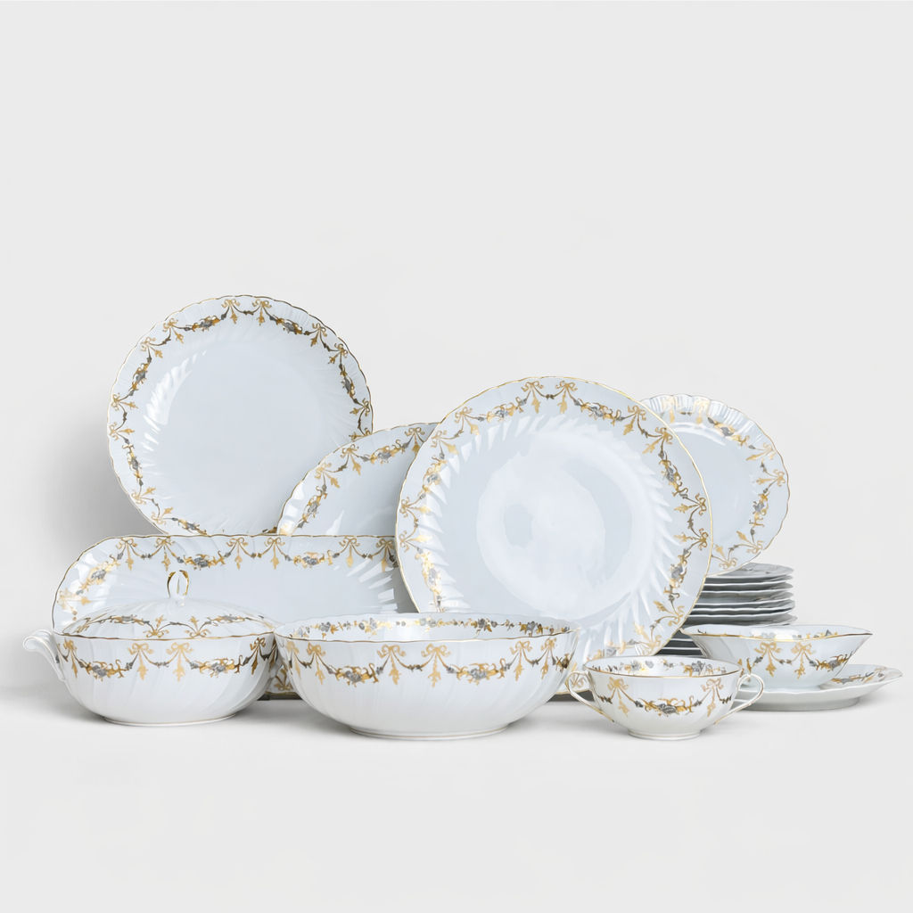 légumier avec couvercle en porcelaine Bernardaud modèle Marie-Thérèse fond blanc décor doré et argenté noeuds et guirlandes H 13 x L 25 x D 21 cm