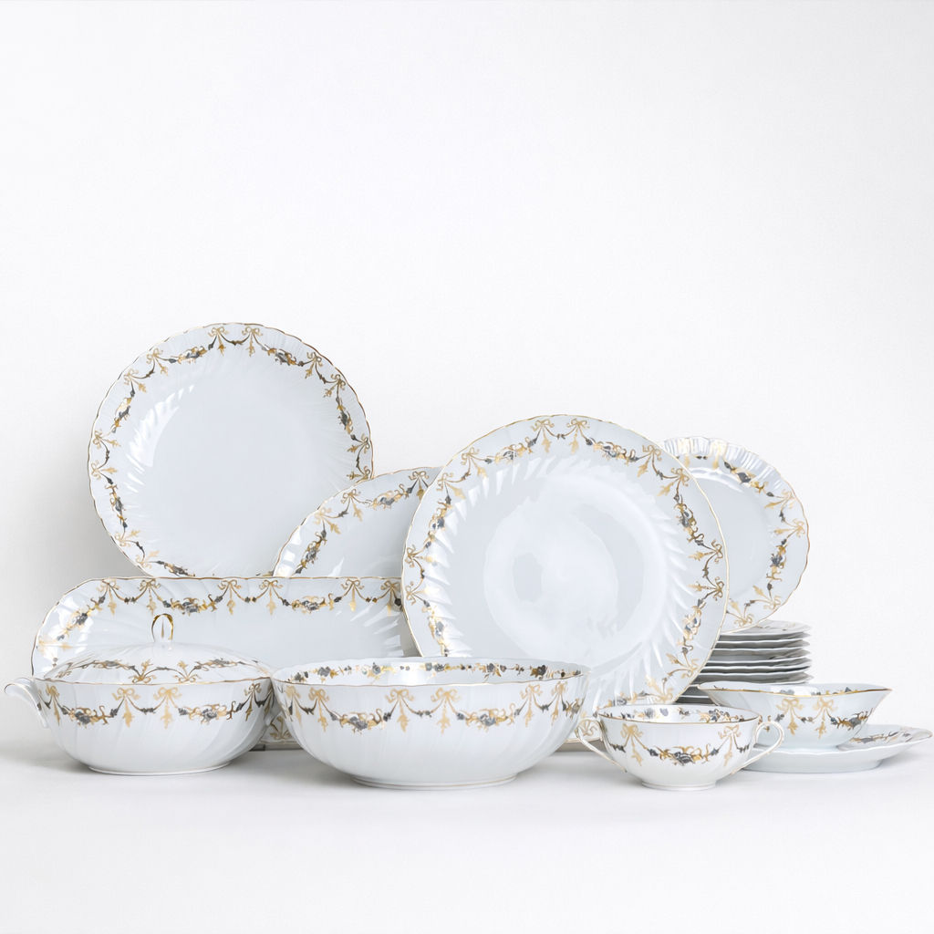 plat à cake en porcelaine Bernardaud modèle Marie-Thérèse fond blanc décor doré et argenté noeuds et guirlandes L 41 x P 16 cm