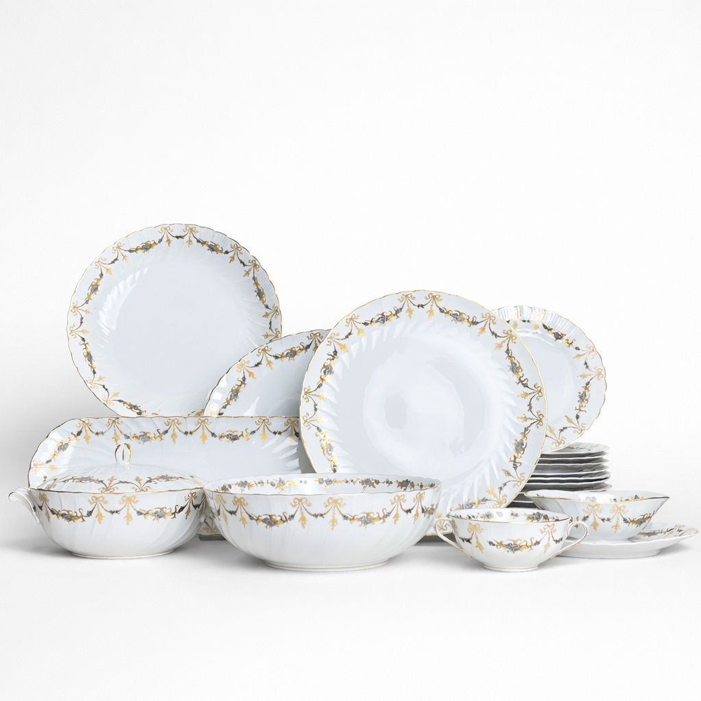 saucière en porcelaine Bernardaud modèle Marie-Thérèse fond blanc décor doré et argenté noeuds et guirlandes H 7 x L 22,5 x P 16 cm