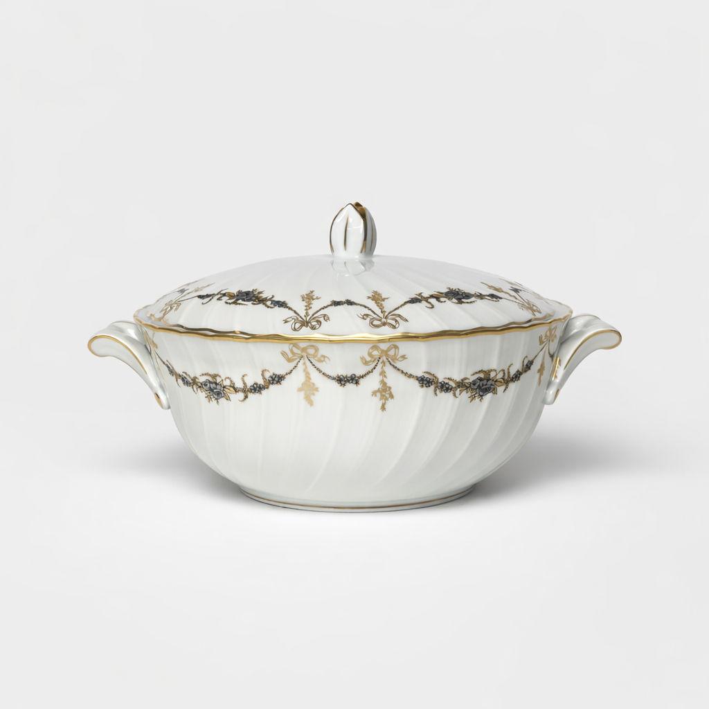 soupière avec couvercle en porcelaine Bernardaud modèle Marie-Thérèse fond blanc décor doré et argenté noeuds et guirlandes H 15 x L 29 x D 24 cm 