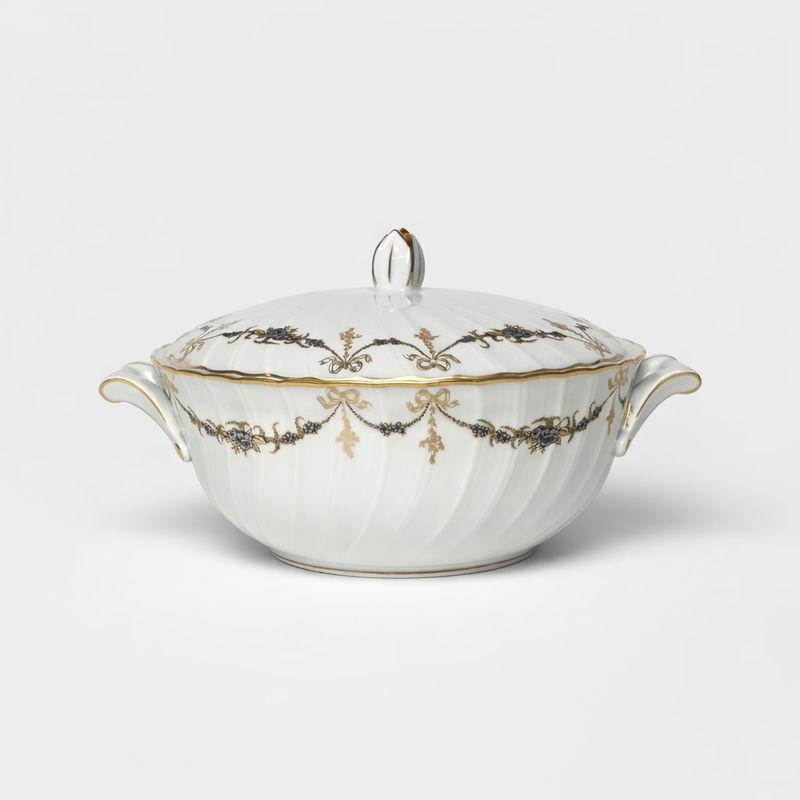 soupière avec couvercle en porcelaine Bernardaud modèle Marie-Thérèse fond blanc décor doré et argenté noeuds et guirlandes H 15 x L 29 x D 24 cm 